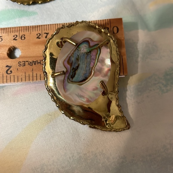 Stunning vintage brass and abalone earrings - Picture 9 of 14